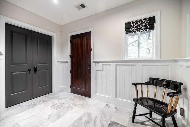 Photo - 470 Hamilton St SE