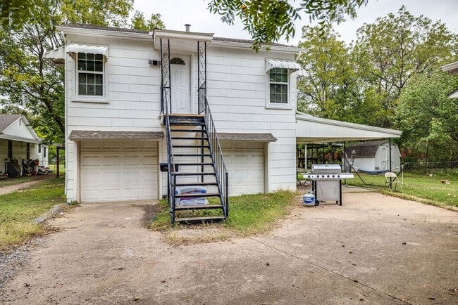 Building Photo - Updated apartment in great location