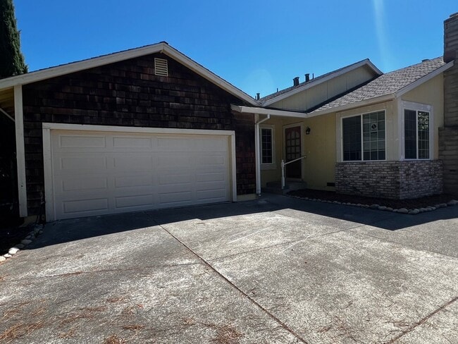 Building Photo - 3 Bedroom/2 Bathroom Single Story Home In ...