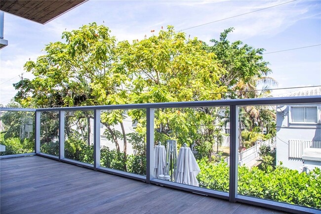 Building Photo - 529 SW 11th St Unit 203