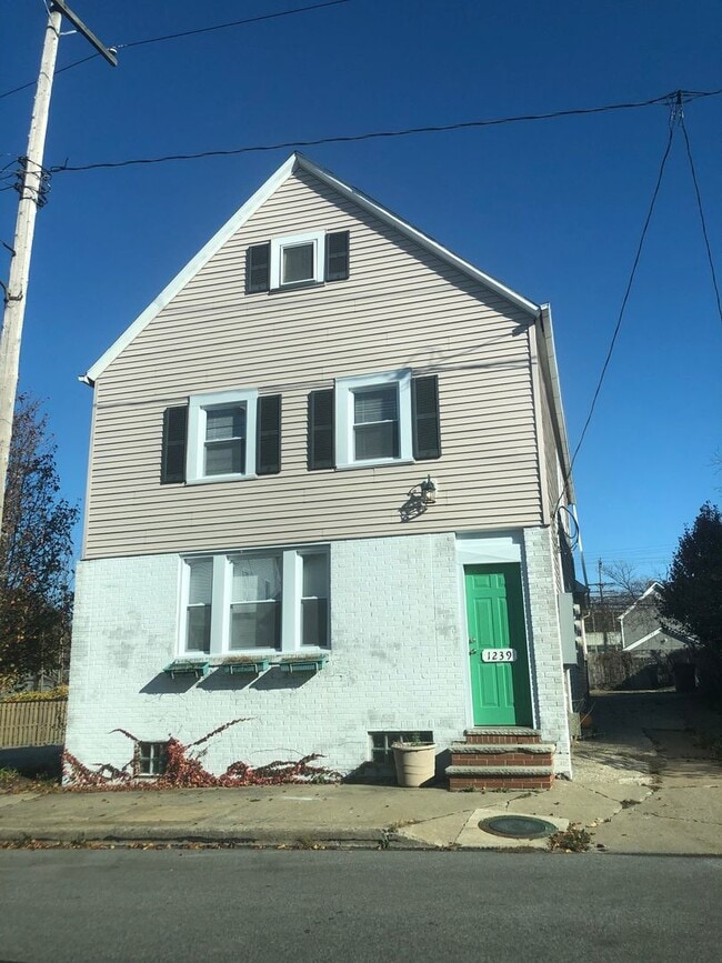 Building Photo - 1239 W 67th St Unit 2nd Floor