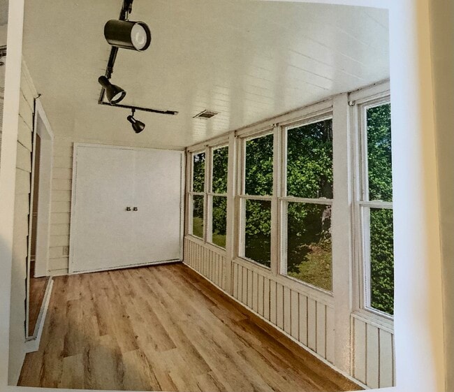 Sun room - 925 Cleveland St Unit 172