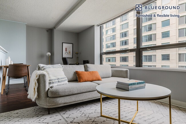 Building Photo - 445 E Ohio St Rental