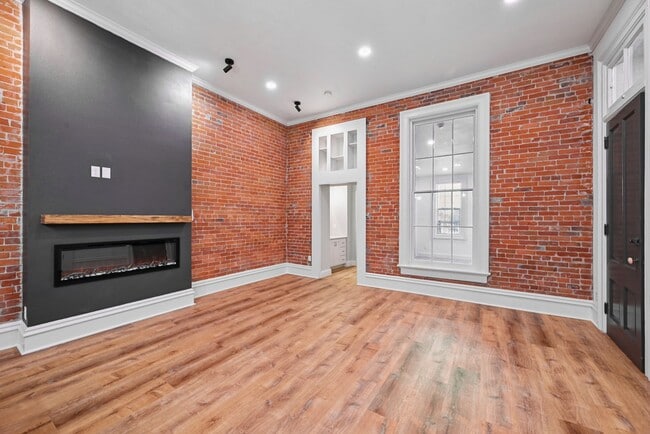Building Photo - 105 E Bremer Ave Unit #2
