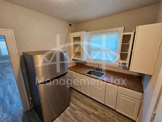 Photo - 528 W 25th St