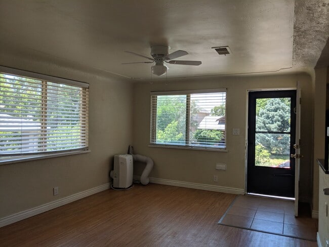 Photo - West Wash Park 2/1 Lots of Light, Mountain View and Reserved Parking!!