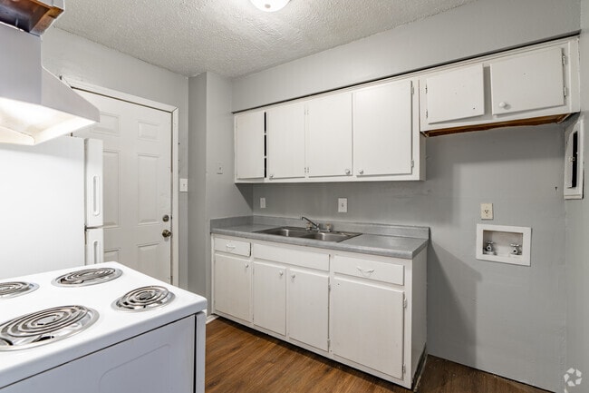 2BR, 1BA - 900SF - Kitchen