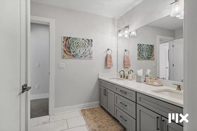 Photo - 627 Fairview Ave NE