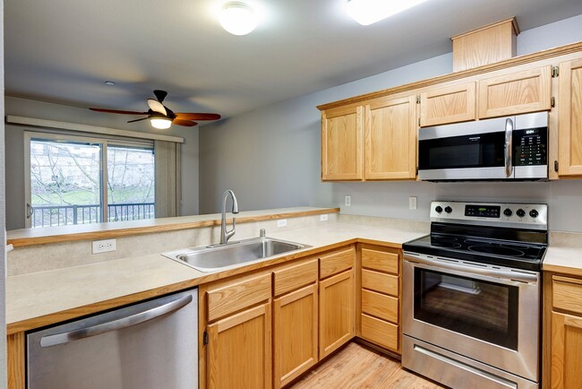 Building Photo - 2 Bed 2 Bath Third floor Condo