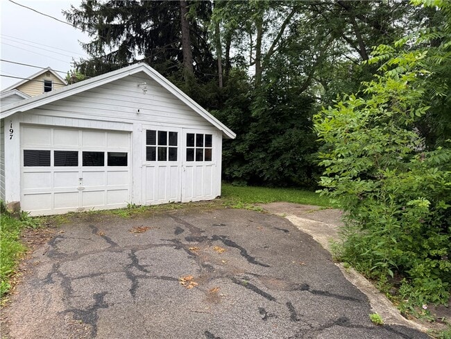 Photo - 197 Rossiter Rd