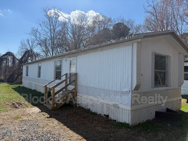 Building Photo - 215 W Strider St