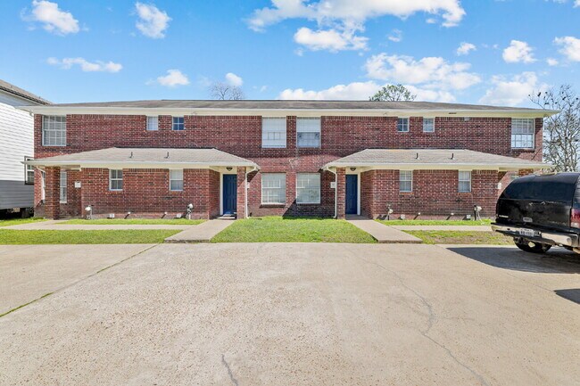 Photo - Recently updated 2-bedroom, 1.5-bathroom a... Unit B