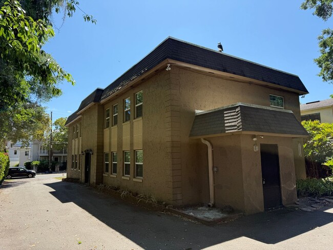 Building Photo - 726 Edgewater Dr Unit 2