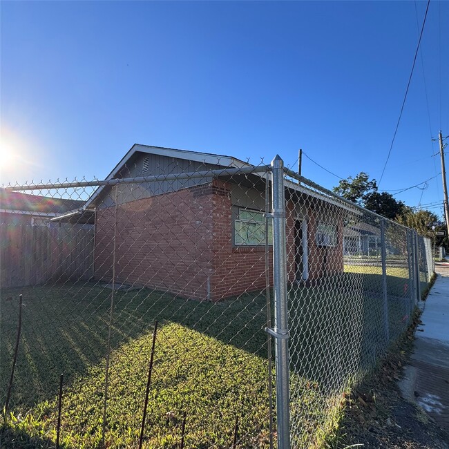 Photo - 416 Casey St