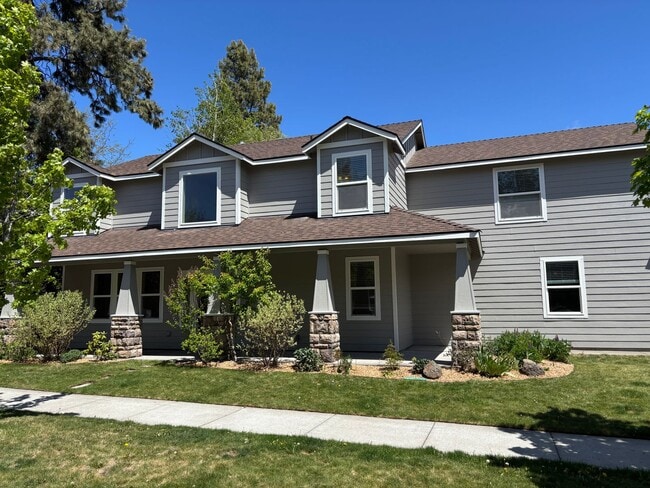 Building Photo - Newly updated home in SW Bend with large b...