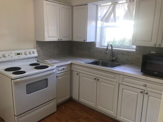 Building Photo - 2830 Monroe St