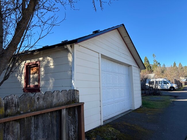 Detached garage for additional parking and storage - 1043 E Main St