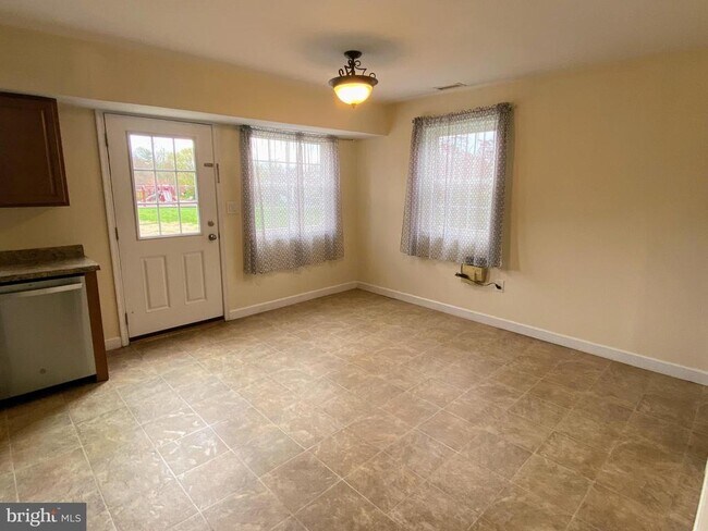 Photo - 204 Brecknock Terrace E