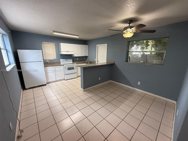 Building Photo - 817 NW 10th St Unit 4 Rental