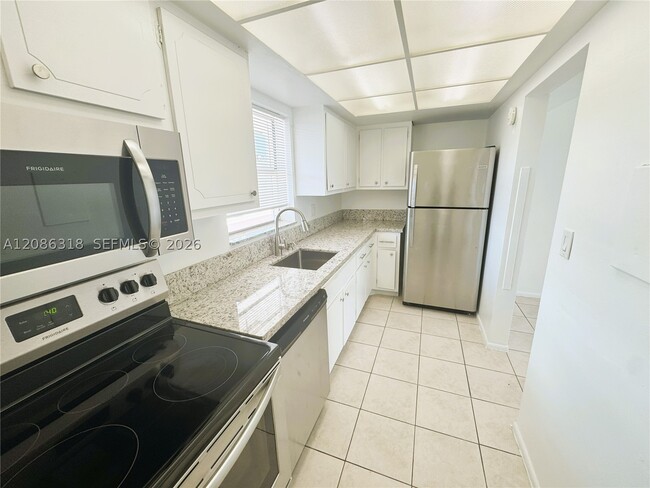 Building Photo - 7340 SW 82nd St Unit C204