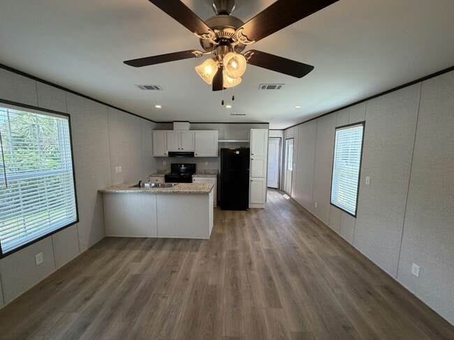 156 Lakeside Garden Cir