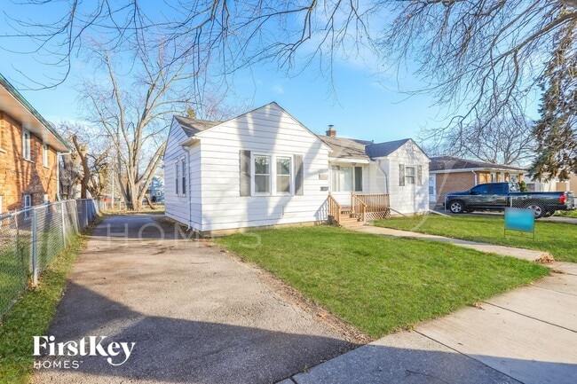 Photo - 721 N May St
