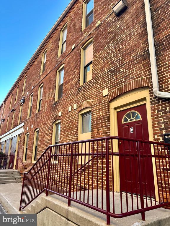 Building Photo - 239 W Philadelphia St Unit APT C