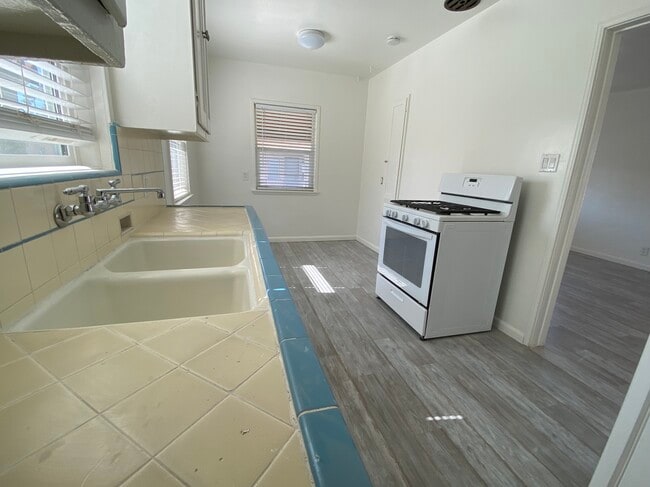 Kitchen - 152 Ximeno Ave Unit C