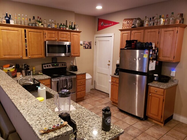 9/1 Huge 4BR/2BA w/heat included, right on... - 9/1 Huge 4BR/2BA w/heat included, right on... Condo