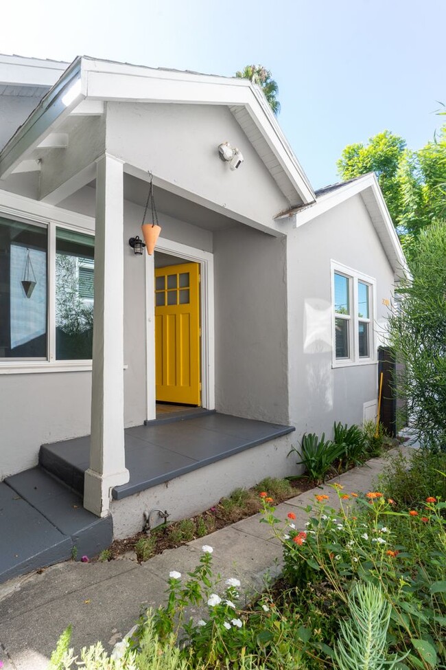 Private Back House Near Silverlake with Gr... - Private Back House Near Silverlake with Gr...