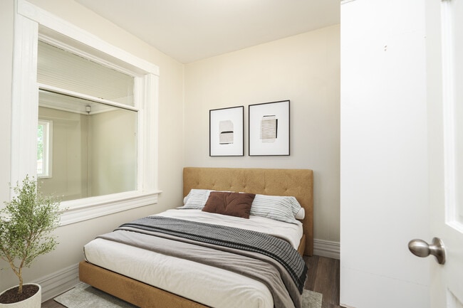 Photo - 311 Toronto St