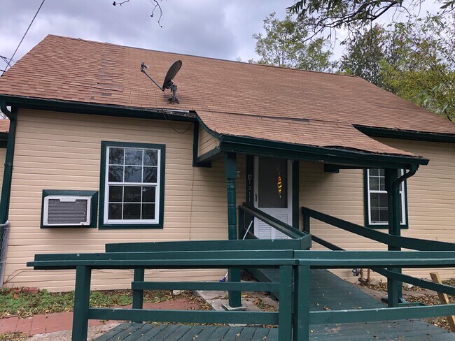 Building Photo - 1911 Pecan St Unit A