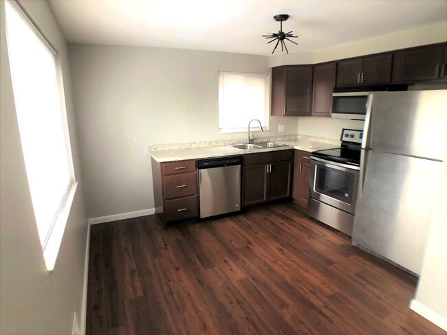 Building Photo - 162 Pointview Rd Unit 1st Floor