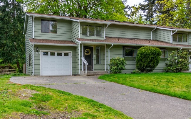 Building Photo - 3 Bedroom/2.5 bathroom townhouse centrally located Oak Harbor