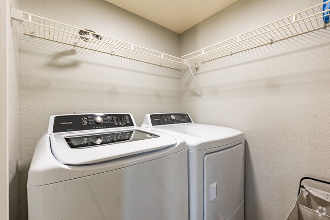 2BR, 2BA - 988SF - Laundry
