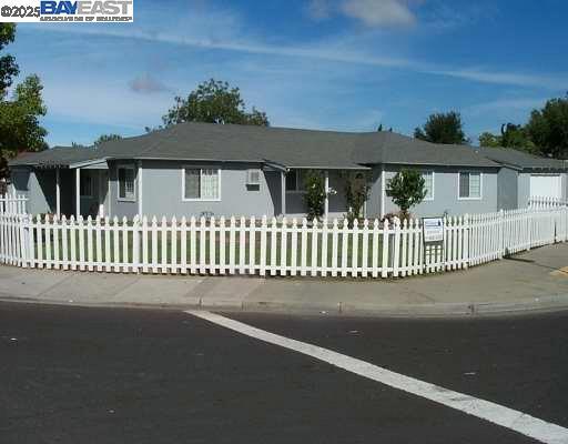 Building Photo - 323 Adelle St