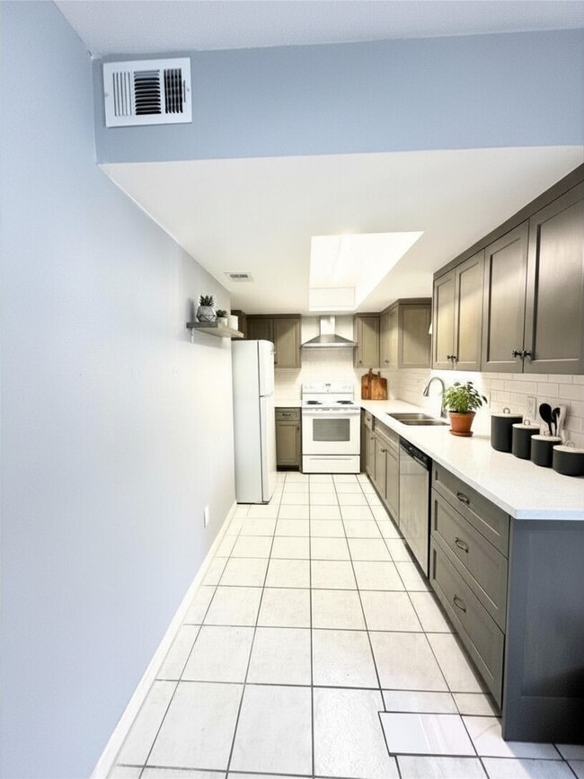 Photo - 8332 La Roche Ln