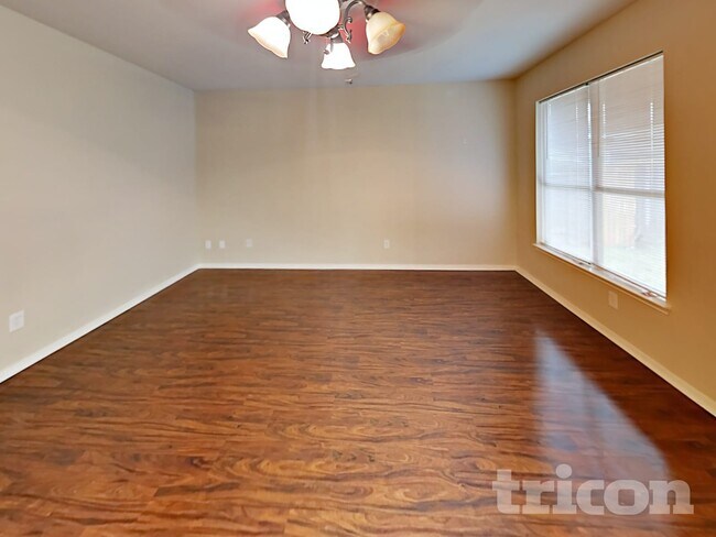 Photo - 410 Crosby Village Dr