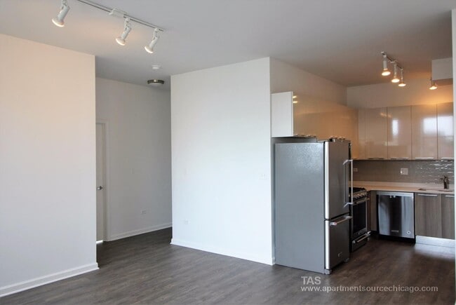 Building Photo - Gut rehabbed 3 bedroom 2 bath TOP FLOOR loft-style Unit 401