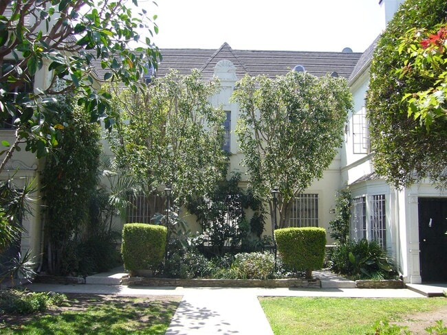 6524 Exterior - 6524 W Olympic Blvd Apartments