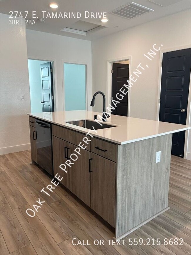 2747 E Tamarind Dr