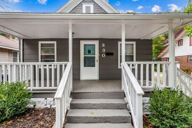 Building Photo - 3 Bedroom 2 bath home with garage in a prime location!