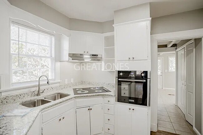 Photo - 3308 Woodlawn Ave