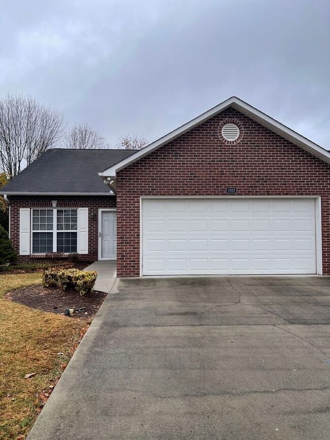 Building Photo - 2 bed, 2 bath, 2 car garage ranch style home in N. Knoxville