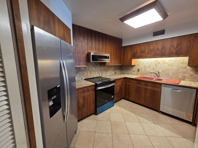 Building Photo - Rarely available 1-bedroom, 1-bathroom luxury apartment in the Punahou Cliffs Condominium.