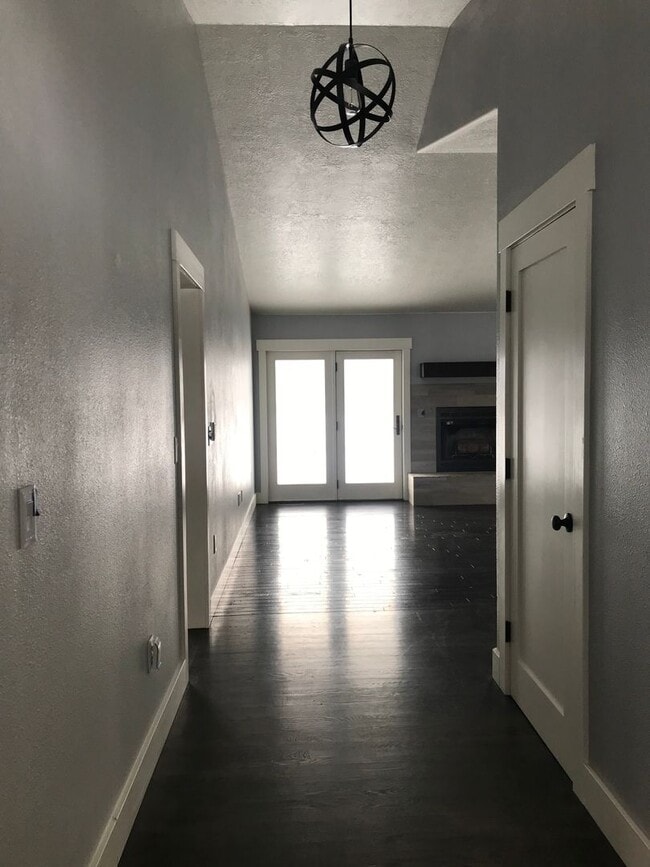 Beautiful 3-Bedroom Home with Modern Upgra... - Beautiful 3-Bedroom Home with Modern Upgra...