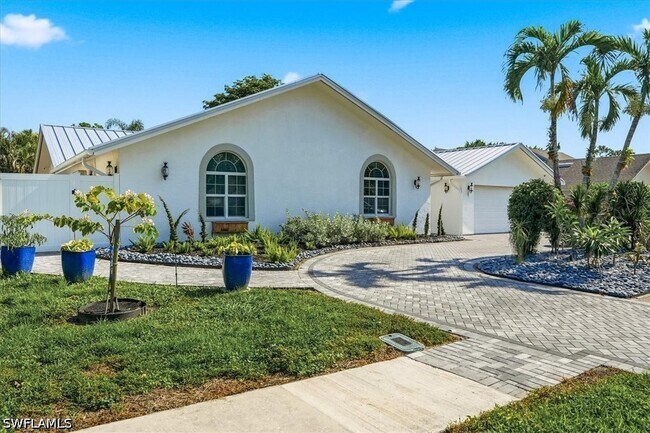 2467 Pinewoods Cir