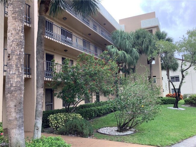 Building Photo - 4820 Lucerne Lakes Blvd W Unit 205