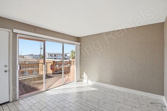 Photo - DOWNTOWN LAKEVIEW CONDO