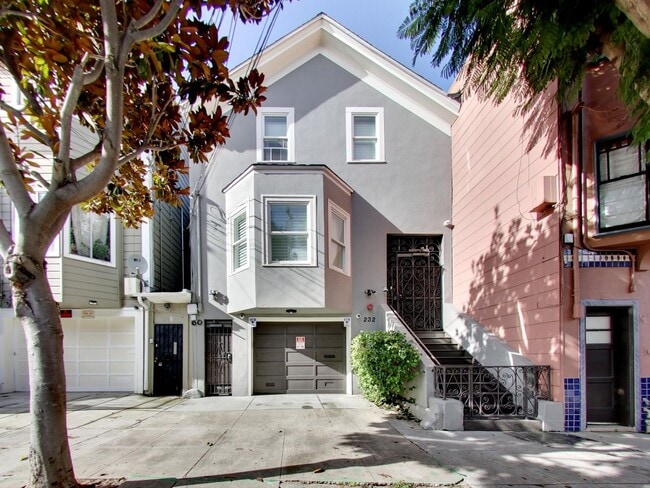 Building Photo - Luxury 5 Bed, 3.5 Bath Home in the Mission! Check out Virtual Tour!